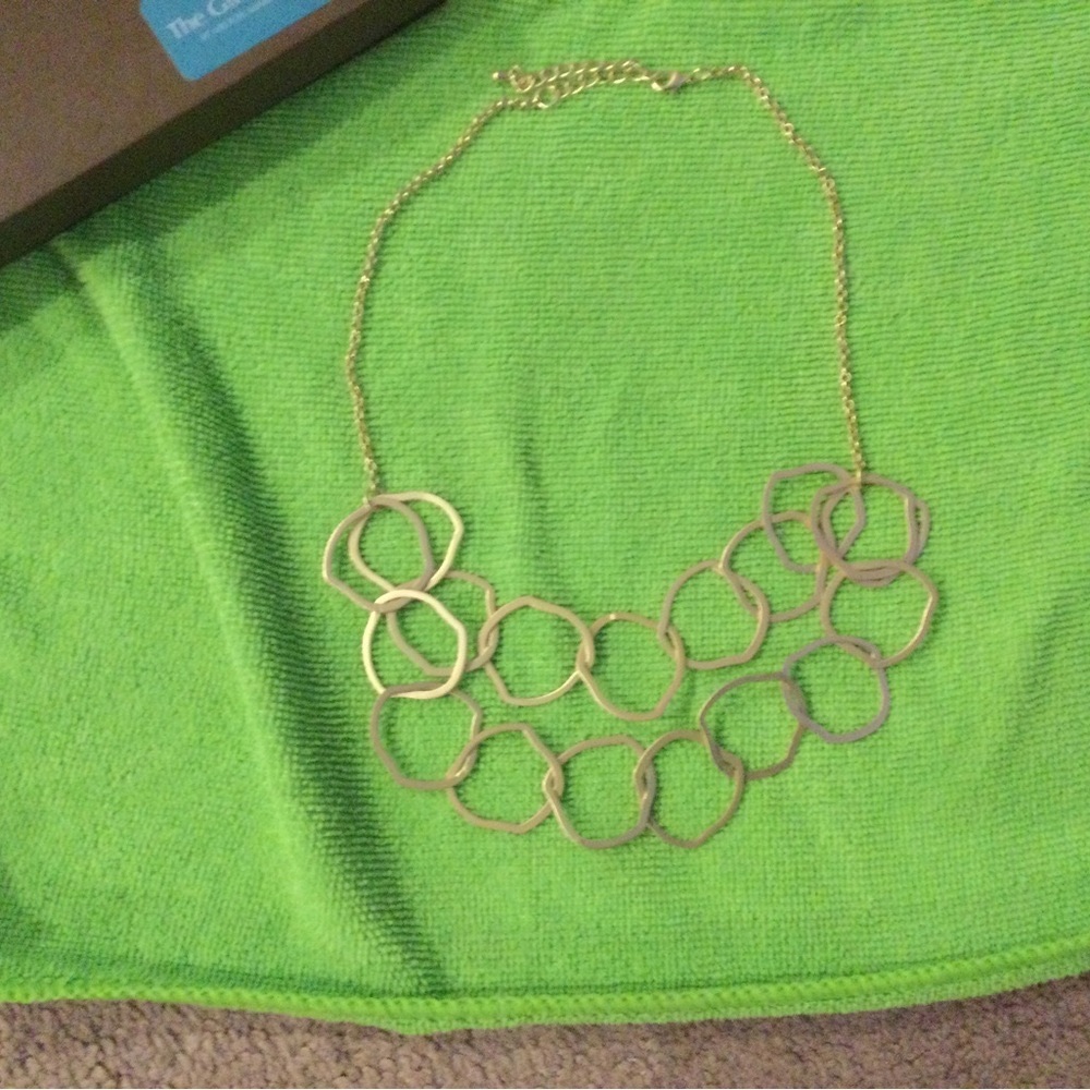 🎉Beautiful piece. Never worn. Gold adjustable necklace.